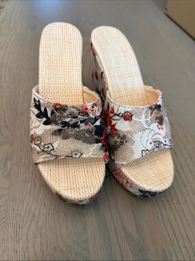 Floral sandals 👡